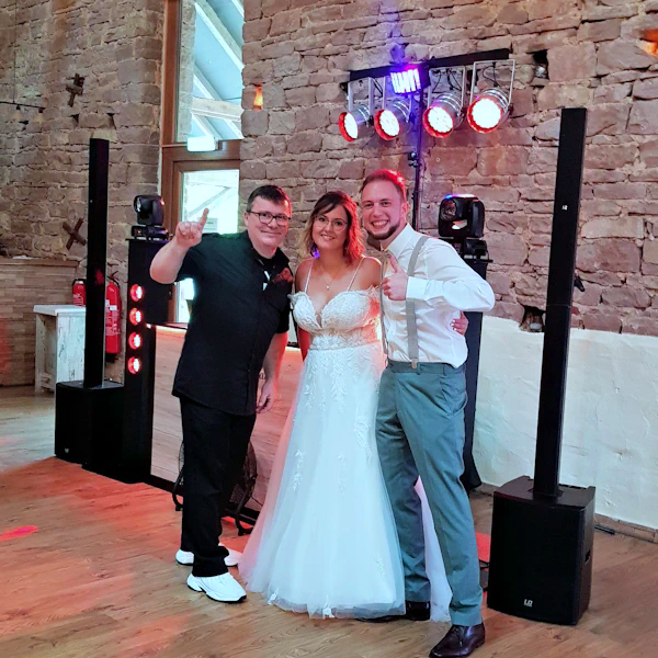 Der Heckenaschbacherhof Image Dj Steff mit Brautpaar im Heckenaschbacherhof